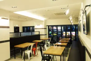 화이트와 블랙이 만든 모던 캐주얼 다이닝